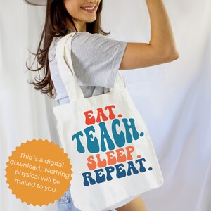 以下が含まれることがあります： レトロなフォントで「EAT. TEACH. SLEEP. REPEAT.」と書かれた白いトートバッグ。テキストは青、赤、オレンジです。