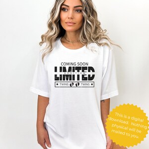 Puede incluir: Camiseta blanca con el texto negro "COMING SOON LIMITED ADDITION TWINS TWINS". La camiseta tiene un corte holgado. Una pegatina amarilla en la esquina inferior derecha dice: "Esta es una descarga digital. No se enviará nada físico."