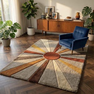 Könnte beinhalten: Ein rechteckiger Teppich mit einem zentralen orangefarbenen Kreis und strahlenförmigen Mustern in Braun-, Senfgelb- und Cremetönen. Der Teppich hat eine strukturierte Hochflor-Oberfläche und liegt auf einem dunklen Fischgrät-Holzboden.