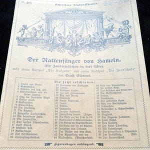 Könnte beinhalten: Ein altes, gedrucktes Papier mit dem Titel "Der Rattenfänger von Hameln". Das Papier enthält Illustrationen und Text, wahrscheinlich von einer Kindertheaterproduktion, mit einer Liste von Titeln und einem dekorativen Rand.