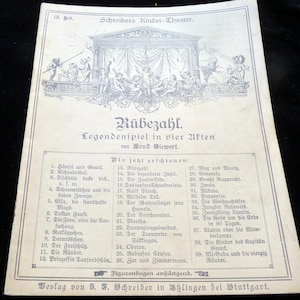 Könnte beinhalten: Eine Vintage-Druckseite von "Schreibers Kinder Theater" mit dem Titel "Rübezahl" und einer Liste von Theaterstücken. Die Seite hat eine dekorative Illustration oben und ist mit schwarzer Tinte auf gealtertem Papier gedruckt. Der Text ist auf Deutsch.