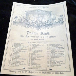 Könnte beinhalten: Eine Vintage-Druckseite vom Schreiber Kinder-Theater mit dem Titel "Doktor Faust" und einer Liste von Stücken. Die Seite hat ein verblasstes, gealtertes Aussehen mit deutschem Text und Illustrationen.