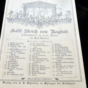 Könnte beinhalten: Ein schwarz-weiß Theaterzettel mit dem Titel "Kalif Storch von Bagdad" und einer Liste von Stücken. Oben befindet sich eine Illustration einer Bühne mit Figuren. Der Text ist auf Deutsch.