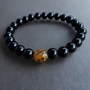 Puede incluir: Un juego de tres tazas de cerámica con un acabado moteado y mate. Las tazas son de color crema, marrón claro y marrón oscuro. Cada taza tiene un diseño simple y minimalista.