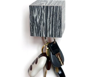 Wall mounted keychain holder