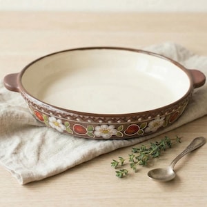 Assadeira redonda de cerâmica pintada à mão com estampa floral, 23 cm de diâmetro.