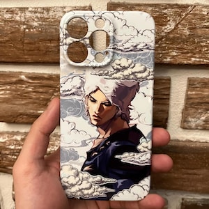 Könnte beinhalten: Weißes Handycase mit einer Manga-Illustration einer Person mit weißen Haaren und einer dunkelblauen Jacke vor einem bewölkten Himmel. Das Case hat Aussparungen für Kamera und Knöpfe.