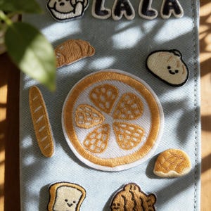 Personalisierter gestickter Denim-Passhalter: Bäckerei-Thema-Reisebrieftasche