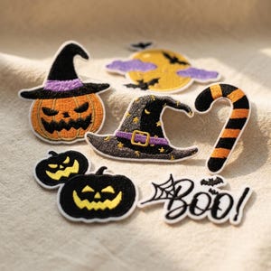 以下が含まれることがあります： ハロウィーンをテーマにした刺繍ワッペンセット。魔女の帽子をかぶったジャック・オー・ランタン、紫の雲とコウモリが描かれた黄色い月、魔女の帽子、オレンジと黒のストライプのキャンディケイン、2つの黒いカボチャ、そして「BOO」という文字がデザインされています。