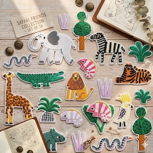 Puede incluir: Colección de 26 parches bordados de animales de safari, incluyendo un elefante, una cebra y un león. Los parches son coloridos y detallados, con una variedad de texturas y patrones. Están dispuestos sobre una superficie de madera.