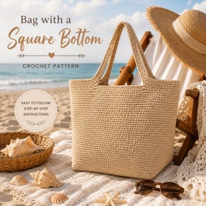 Può includere: Una borsa tote all'uncinetto beige con fondo quadrato, su una spiaggia sabbiosa. La borsa ha due manici ed è accanto a una sedia a sdraio con un cappello di paglia. Il testo dell'immagine dice "Borsa con fondo quadrato, modello all'uncinetto".