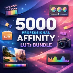 Może przedstawiać: Reklama pakietu 5000 Professional Affinity LUTs. Obraz zawiera klaps filmowy, aparat cyfrowy, laptop z widokiem na plażę i inne narzędzia do edycji cyfrowej. Tło to gradient fioletu, różu i błękitu.