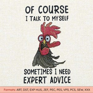 Op de afbeelding: Geborduurd ontwerp met een cartoonhaan met grote ogen en een verraste uitdrukking. De tekst luidt "OF COURSE I TALK TO MYSELF SOMETIMES I NEED EXPERT ADVICE". Het ontwerp staat op een getextureerde, gebroken witte achtergrond.