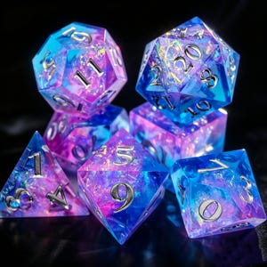 Könnte beinhalten: Ein Satz Würfel in verschiedenen Formen, darunter ein d20, d12, d10, d8, d6 und d4. Die Würfel bestehen aus blauem, lila und klarem Harz mit silbernen Zahlen und Glitzer. Ideal für Rollenspiele und Tabletop-Spiele.