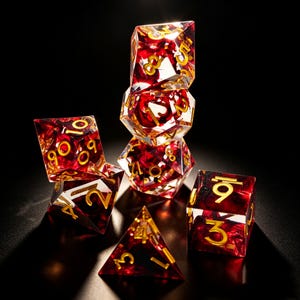 Juego de dados de resina con efecto de humo rojo sangre, dados de resina con remolino de sangre y borde afilado hechos a mano para D&D, TTRPG, regalo único para dados.