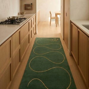 Grüner Abstrakter Wellenläufer Teppich, Moderner Minimalistischer Flurteppich, getuftete Bodenmatte