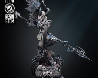 Op de afbeelding: Gedetailleerd hars- en FDM-miniatuurbeeld van een vrouwelijke figuur met grote gevederde vleugels, hoorns en een speer. Het beeld is overwegend zilver en zwart, met een basis met schedels en een slangenontwerp. De tekst "SCALE 1/6" is zichtbaar.