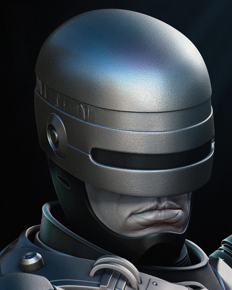 Puede incluir: Primer plano de un casco futurista plateado con una visera oscura. El casco tiene una superficie texturizada y forma parte de un traje m&aacute;s grande. La imagen muestra parte de un rostro con tez p&aacute;lida y expresi&oacute;n seria, evocando un tema de ciencia ficci&oacute;n.