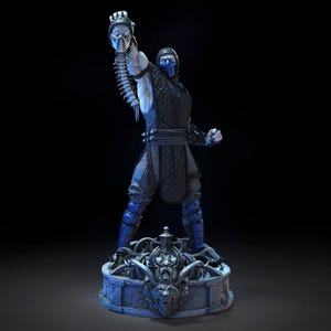 Puede incluir: Figura detallada de un personaje de la serie de videojuegos Mortal Kombat. La figura es predominantemente azul y negra, con una armadura intrincada y una máscara en una mano. La base presenta un diseño esculpido detallado.