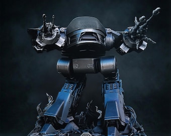 Op de afbeelding: Een gedetailleerd, donkerblauw en zwart robotfiguur met beweegbare armen en benen. De robot heeft een grote kop en een hoekige romp. Het figuur staat op een basis met een futuristisch ontwerp. De algehele esthetiek doet denken aan sciencefiction.