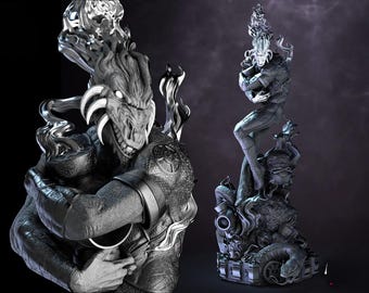 Op de afbeelding: Gedetailleerde grijswaarden sculptuur van een wezen met een drakenachtig hoofd dat een mensachtige figuur omarmt. De sculptuur heeft ingewikkelde details, met vloeiende, vlamachtige elementen en een getextureerd oppervlak. Het algemene thema is fantasie of mythologie.