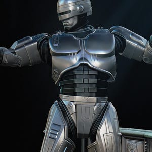 Puede incluir: Figura de acci&oacute;n plateada met&aacute;lica detallada de RoboCop, un oficial de polic&iacute;a cyborg ficticio. La figura est&aacute; posada con los brazos extendidos, mostrando el intrincado dise&ntilde;o de la armadura, incluyendo un casco, una placa para el pecho y cubiertas para las piernas. La figura est&aacute; sobre un fondo oscuro.