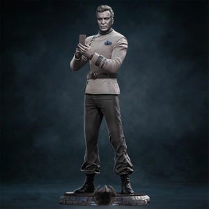 Könnte beinhalten: Detaillierte Statue eines Mannes in hellfarbener Uniform, der Spielkarten hält. Die Figur steht auf einem Sockel mit futuristischem Design. Die Statue hat einen ernsten Gesichtsausdruck und trägt schwarze Stiefel.