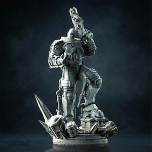 Puede incluir: Figura gris de un soldado futurista sosteniendo un arma grande, de pie sobre una base detallada con elementos angulares y afilados. El soldado está vestido con ropa blindada, con intrincados detalles mecánicos. Tema de ciencia ficción o fantasía.