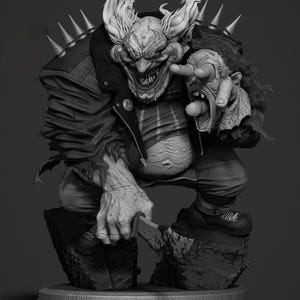 Peut inclure: Sculpture en niveaux de gris d'un clown menaçant, avec des dents acérées et des épaulettes à pointes. Le clown tient un couteau et une tête coupée, avec une expression grotesque. La figurine est posée sur une base texturée.