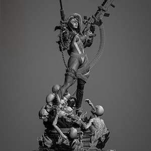 Op de afbeelding: Een grijswaardenbeeld van een vrouwelijke figuur die twee grote geweren vasthoudt, staand op een stapel schedels en skeletfiguren. De figuur draagt een onthullende outfit en heeft lang haar. Het beeld heeft ingewikkelde details.