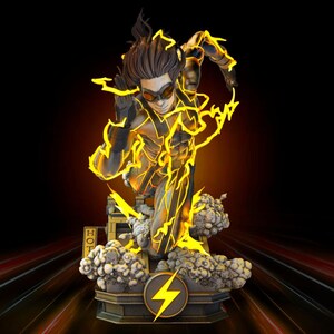 Puede incluir: Estatua dinámica de un superhéroe en pose de carrera, rodeada de efectos de rayos amarillos. La figura lleva un traje negro y amarillo con gafas. La base presenta un emblema de rayo y la palabra "HOT".