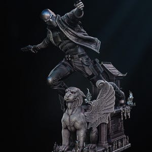 Könnte beinhalten: Detaillierte Statue einer Figur in schwarzer Kleidung, die zwei Waffen hält und sich in einer dynamischen Pose befindet. Die Figur steht auf einer Steinstruktur mit einer geflügelten Löwenstatue. Der Hintergrund ist dunkel.