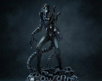 Op de afbeelding: Een donkergrijze Alien-figuur, staand op een voetstuk met een complex, gestructureerd ontwerp. Het wezen heeft een skeletachtig hoofd, langwerpige ledematen en een lange, gesegmenteerde staart. De figuur is een gedetailleerde weergave van het iconische filmmonster.