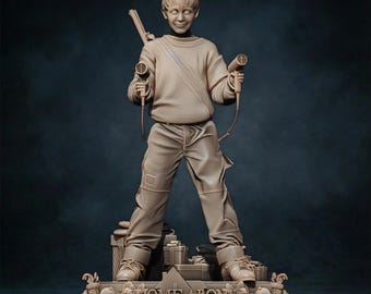 Op de afbeelding: Een gedetailleerde sculptuur van een jong persoon uit de film "Home Alone" met twee haardrogers en een speelgoedpistool. Het beeld staat op een voetstuk met de filmtitel. De sculptuur is in neutrale tinten.