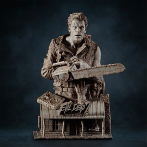 Może przedstawiać: Szczegółowa rzeźba popiersia mężczyzny trzymającego piłę łańcuchową, z napisem "EVIL DEAD 2 DEAD BY DAWN" na miniaturowej podstawie domu. Rzeźba jest w odcieniach szarości i brązu, z misternymi detalami.