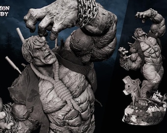 Op de afbeelding: Een grijswaarden sculptuur van Solomon Grundy, een monsterlijke figuur met een grote hand die naar beneden reikt. De sculptuur heeft gedetailleerde musculatuur en een dreigende uitdrukking. De figuur is versierd met kettingen en andere accessoires, met de naam "Solomon Grundy" zichtbaar.