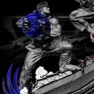 Könnte beinhalten: Eine dynamische Statue mit zwei Figuren aus Street Fighter in Kampfpose. Eine Figur ist in Grau- und Weißtönen gehalten, die andere hat blaue Energieeffekte. Das Street Fighter-Logo befindet sich oben links.