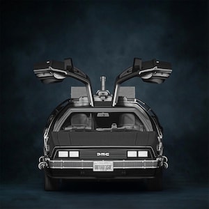 Op de afbeelding: Een zwarte en zilveren DeLorean-auto met vleugeldeuren open. De auto heeft de tekst "DMC" aan de voorkant en een kentekenplaat met de tekst "OUTATIME". De achtergrond is donkerblauw.