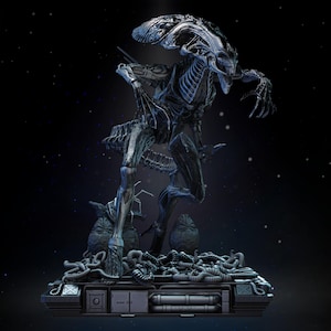 Puede incluir: Estatua detallada de un Xenomorfo Alienígena, de pie sobre una base con huevos y tubos alienígenas. La estatua es de color gris oscuro y negro, con intrincados detalles esqueléticos y biomecánicos. El fondo es un espacio oscuro con estrellas.