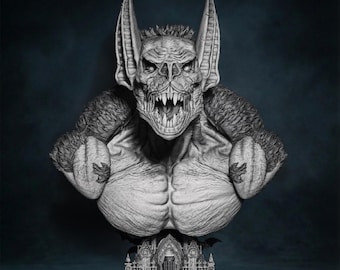 Op de afbeelding: Een grijswaarden buste van een monsterlijk wezen met vleermuisachtige oren, scherpe tanden en een gespierde lichaamsbouw. De sculptuur staat op een gedetailleerde basis met gotische architectuur en een klok.