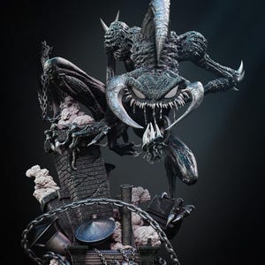 Puede incluir: Estatua detallada de una criatura monstruosa con dientes afilados, cuernos y garras. La figura es de color gris oscuro con detalles plateados, posada sobre una estructura de ladrillo con cadenas y calaveras. El tema general es fantasía oscura.