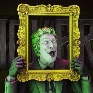 Op de afbeelding: Digitale illustratie van de Joker die een gouden, sierlijke fotolijst vasthoudt. Het gezicht van de Joker is wit geschilderd met groen haar en een brede grijns. Het woord "JOKER" staat op de achtergrond.