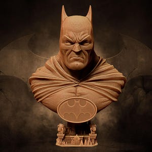 Puede incluir: Busto detallado de Batman, con una expresión severa y la icónica capucha. La escultura es de color marrón claro e incluye el símbolo de Batman en el pecho y una base detallada. El fondo tiene un efecto oscuro y ahumado con un logotipo de Batman.