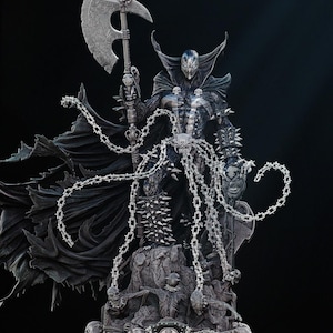 Può includere: Statua dettagliata di Spawn, un personaggio dei fumetti, in una posa dinamica. La figura è prevalentemente nera e grigia, con in mano una grande ascia con un teschio in cima. Catene e spuntoni adornano la figura, che poggia su una base dettagliata con teschi.