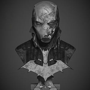 Pode incluir: Busto em tons de cinza de um personagem com uma máscara de caveira parcialmente exposta e uma jaqueta de couro. O busto apresenta um símbolo do Batman na base. A máscara tem detalhes intrincados e cicatrizes visíveis, criando uma aparência marcante.
