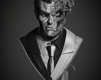 Op de afbeelding: Een grijswaarden buste van het DC Comics-personage Two-Face. De sculptuur toont het verdeelde uiterlijk van het personage, met één kant van zijn gezicht intact en de andere kant littekens. Hij draagt een pak en stropdas, met een gedetailleerde basis.