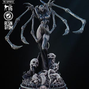 Puede incluir: Estatua de resina gris oscuro de una figura femenina con múltiples extremidades articuladas, de pie sobre una base de calaveras y formas grotescas. La estatua está etiquetada como "RESIN & FDM" y "PRE-SUPPORTED". La escala es 1/6.