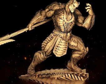 Op de afbeelding: Gedetailleerde sculptuur van een gespierde humanoïde figuur in een dynamische pose, met een speer. De figuur is gekleed in ingewikkelde bepantsering met een getextureerd, metallic uiterlijk. De sculptuur staat tegen een donkere achtergrond met subtiele verlichting.