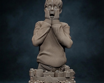 Peut inclure: Buste détaillé d'une personne les mains sur le visage, dans une expression surprise. Le buste est de couleur beige neutre et porte l'inscription "HOME ALONE" sur le socle, entourée de boîtes cadeaux et d'ornements. C'est un objet décoratif.