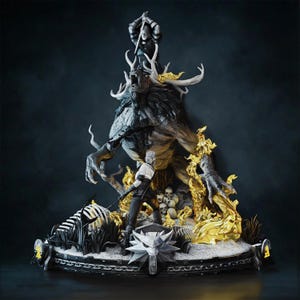 Puede incluir: Figura de fantasía detallada que representa una escena de batalla. Un guerrero con una espada se enfrenta a un gran monstruo con cuernos y garras. La base presenta calaveras, llamas y un emblema de lobo, todo en una paleta oscura.